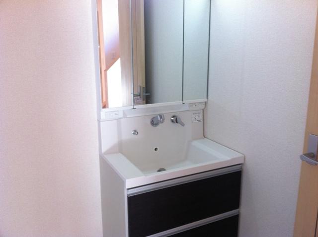 Power generation ・ Hot water equipment. Your easy-care wash basin around the hand state-of-the-art three-sided mirror vanity with a shower is standard equipment