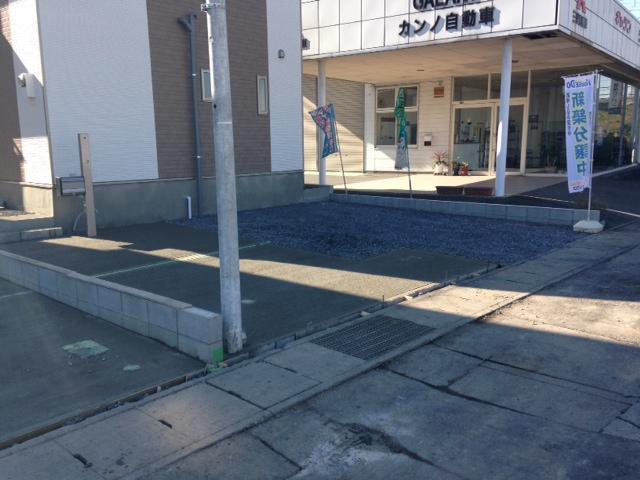 Parking lot. Parking 3 units can be. 