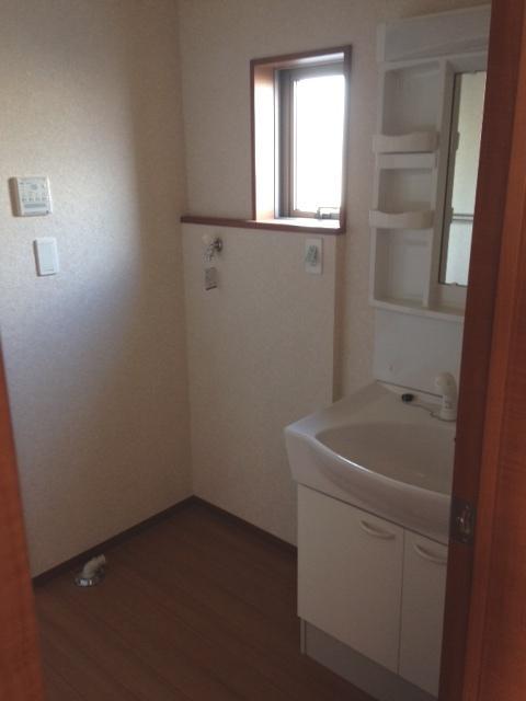 Wash basin, toilet. Indoor (11 May 2013) Shooting