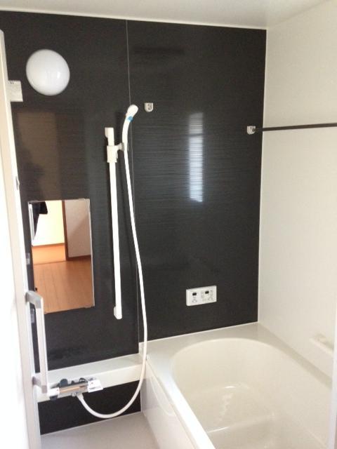 Bathroom. Bathroom is 1 tsubo type. Bathroom dryer is also standard equipment