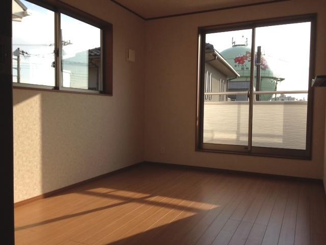 Non-living room. Second floor of the room is also per yang good! 