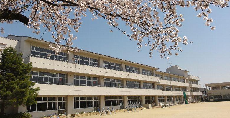 Primary school. 199m to Tatebayashi stand third elementary school