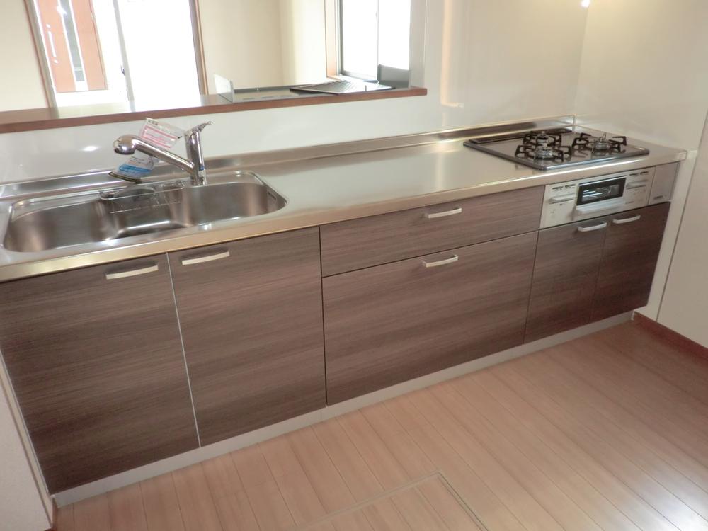 Kitchen. Since the face-to-face open kitchen, You can housework while conversing with your family I faucet is the one-touch shower water washing with water purification function. 