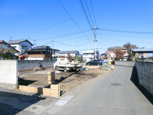 Local photos, including front road. Local photo from the south side