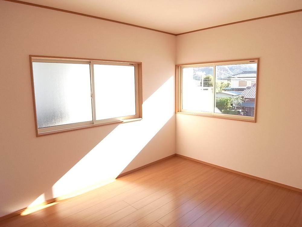 Non-living room. 2 Kaiyoshitsu Two-sided lighting + storage