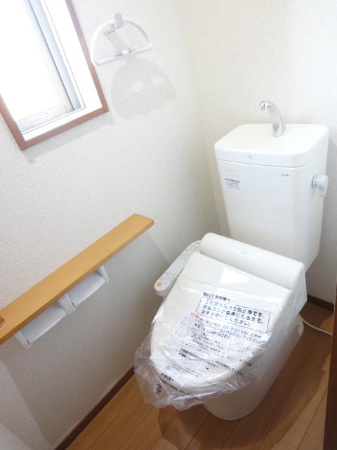 Toilet. Automatic opening and closing toilet Bidet ・ Warm Rhett ・ Handrail equipped! 