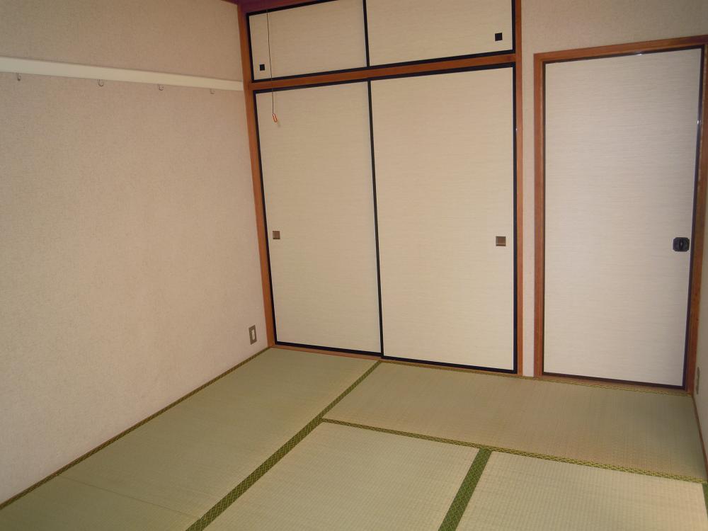 Living and room. Storage is abundant Japanese-style room.