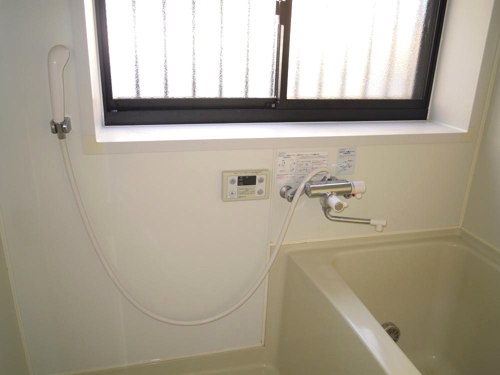 Bath. Bathroom not ac- cumulate bright and humid with a window. With reheating function