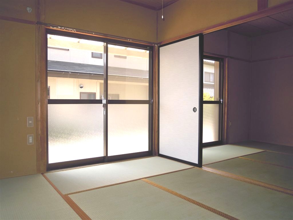 Living and room. Japanese-style room with a window to the south is always bright