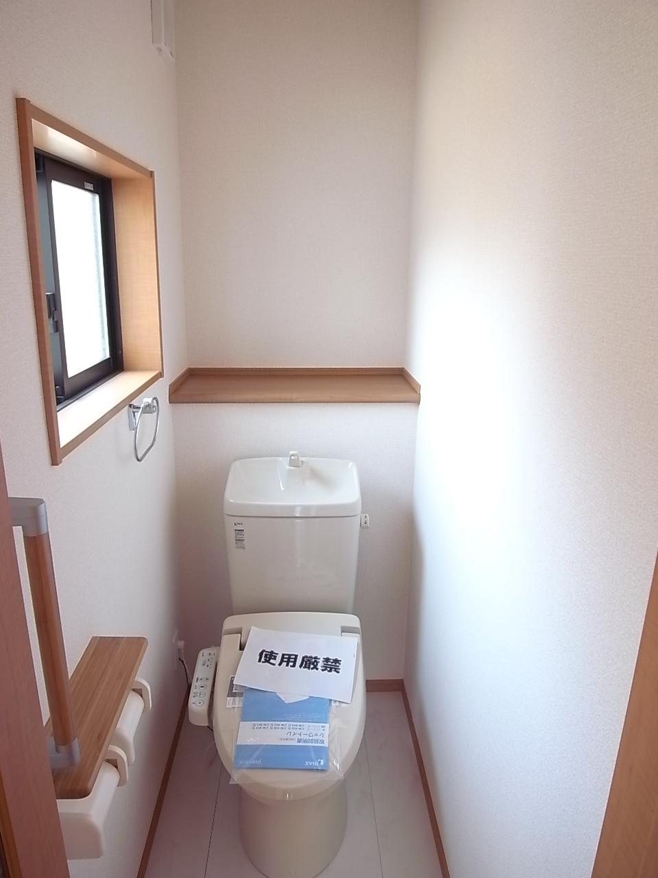 Toilet. 1 ・ Second floor toilet Bidet ・ Warm Rhett ・ Handrail equipped! 