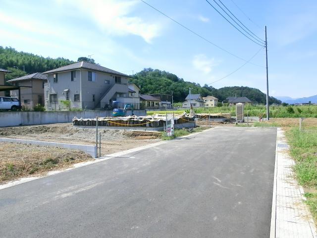 Local photos, including front road. Local (September) shooting