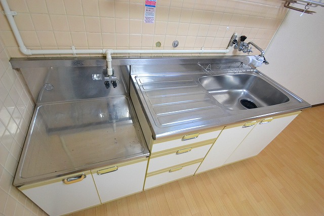 Kitchen.  ☆ 2-neck is a gas stove can be installed ☆