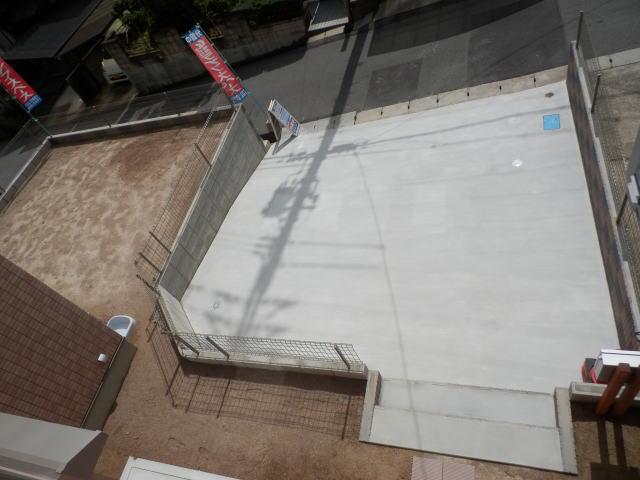 Local appearance photo. It is a parking space and a garden space that was taken from the second floor.