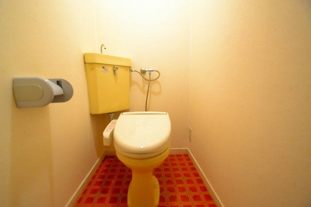 Toilet.  ☆ Spacious restroom space is ☆