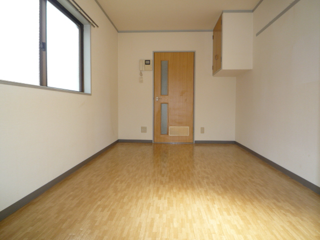 Living and room.  ☆ It is very spacious room ☆