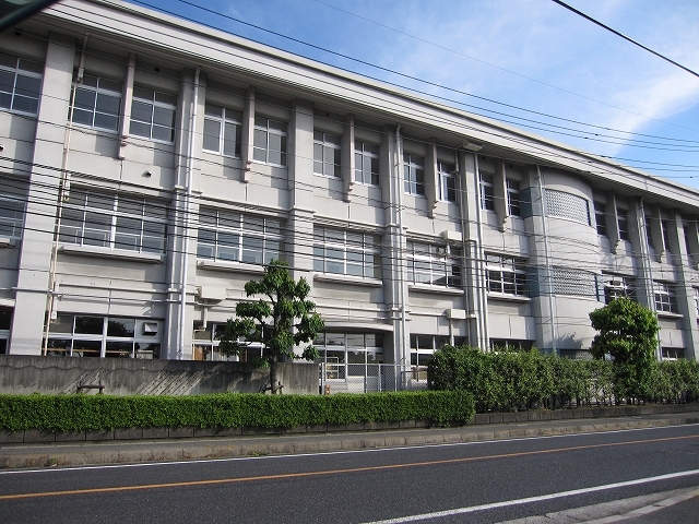 Junior high school. Kaita Municipal Kaidanishi junior high school (junior high school) up to 841m