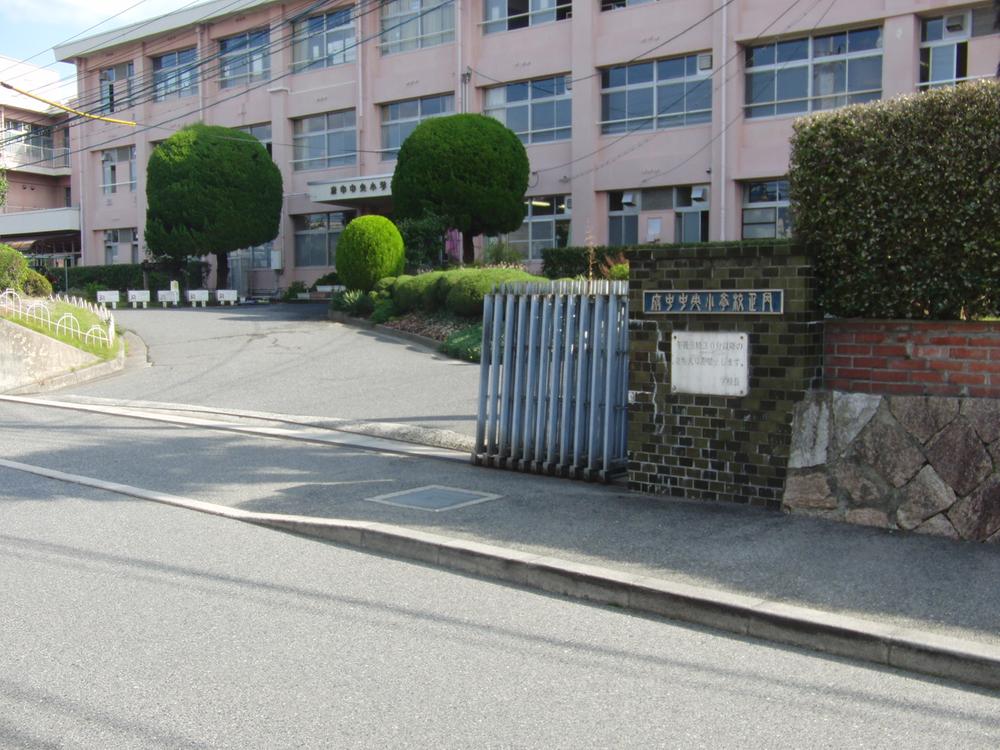 Primary school. 490m to Fuchu-cho stand Fuchu center Elementary School