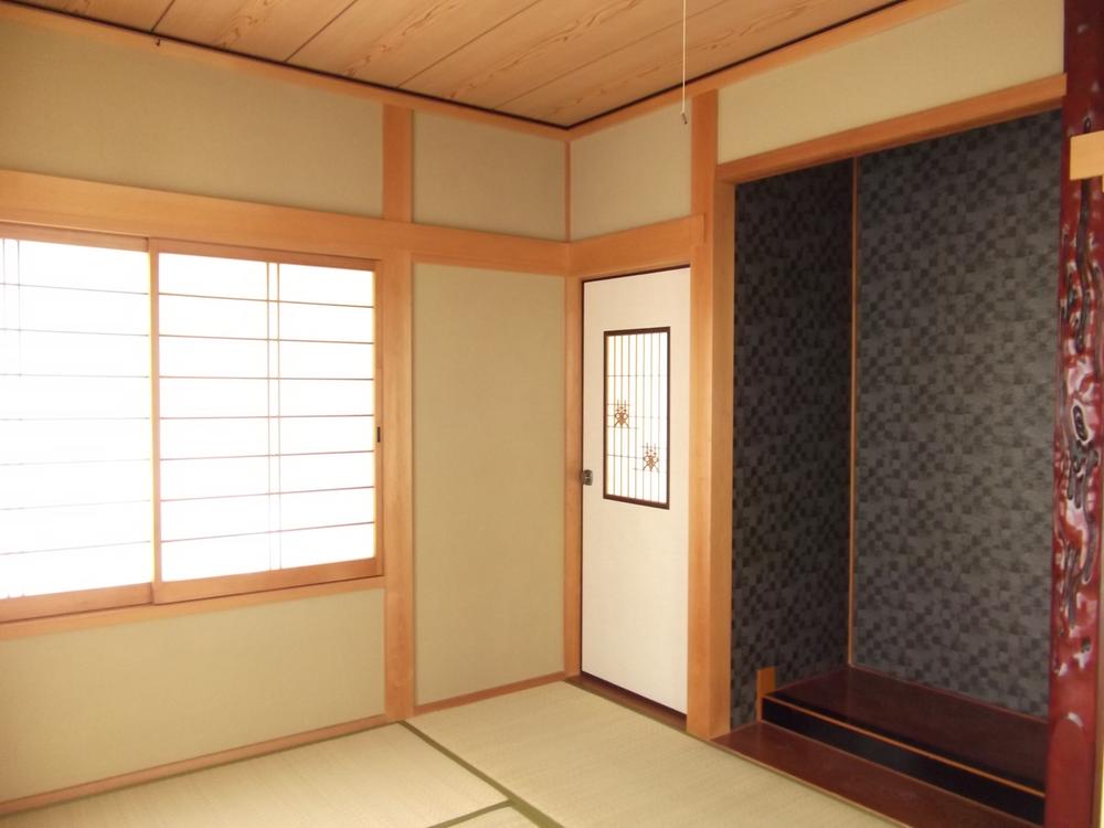 Non-living room. Japanese-style room between the first floor living room More