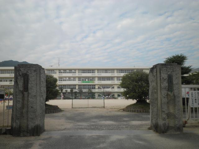 Primary school. Elementary school in the 1263m quiet place to Kumano Municipal Kumano first elementary school