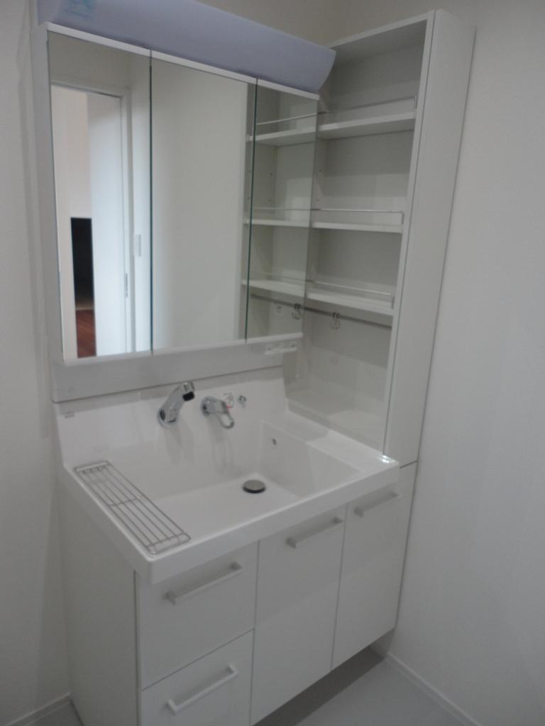 Wash basin, toilet. 1 Building shelf washbasin of