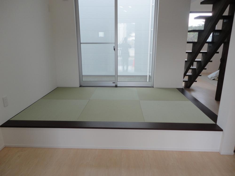 Non-living room. Tatami corner from Building 2 entrance, Overlooking the courtyard