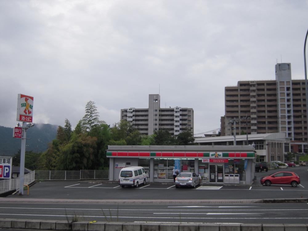 Convenience store. It is 301m walking distance to Sunkus Aki Kumano shop.