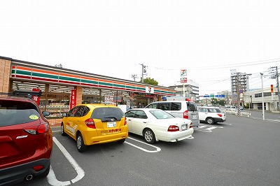 Convenience store. Seven-Eleven Aosaki store up (convenience store) 193m