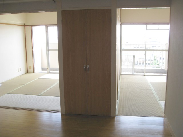 Living and room. Kitchen next to Japanese-style room