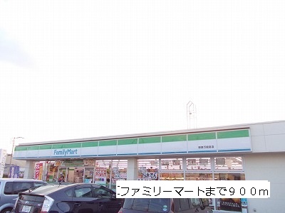 Convenience store. 900m to Family Mart (convenience store)