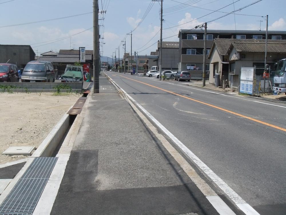 Local photos, including front road. Toward the west