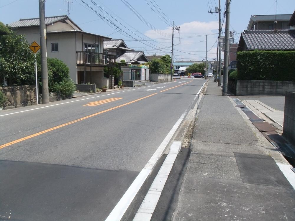 Local photos, including front road. Towards the east