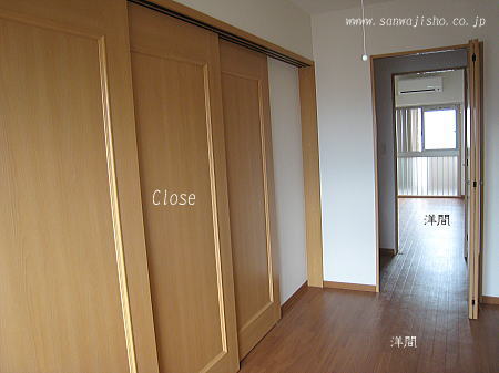 Living and room. When you close the partition of living and Western-style