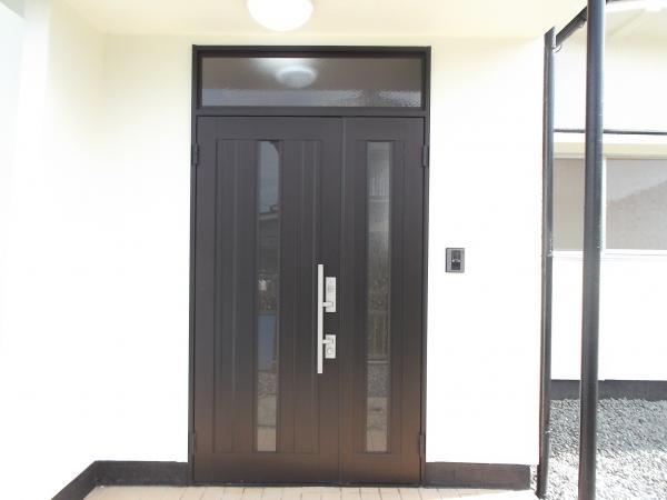 Entrance. Color TV door newly established with recording function.  Anywhere it can handle because it is with the handset.