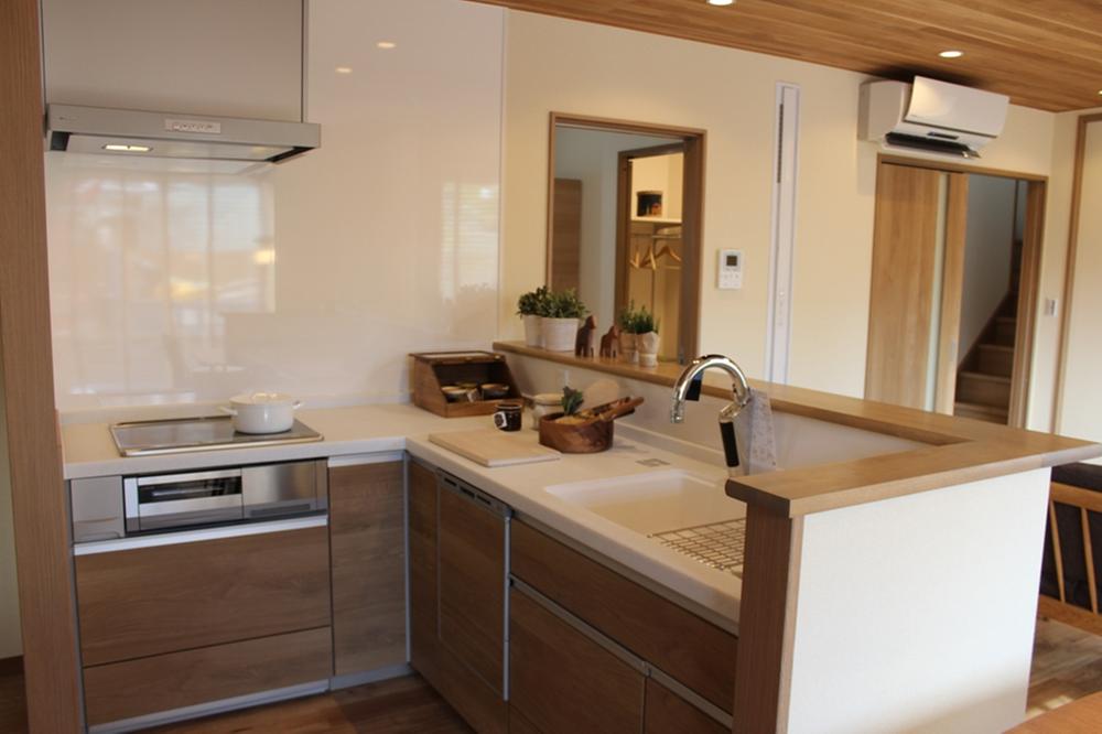 Kitchen. 2 is the issue areas of the kitchen.  Housework flow line is shortened, Door of easy-to-use and popularity of the L-shaped kitchen grain also is perfect for interior. 