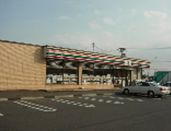 Convenience store. 700m to Seven-Eleven (convenience store)