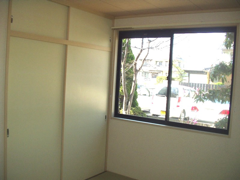 Living and room. Japanese-style room With closet Reverse image