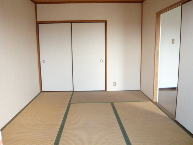 Other room space. Why do not you rumbling in the Japanese-style room?