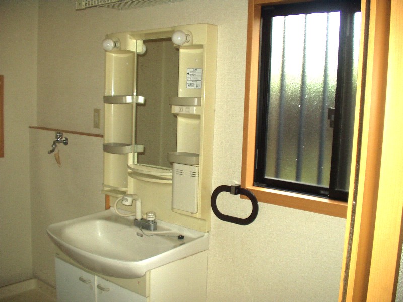 Washroom. 1F With shampoo dresser