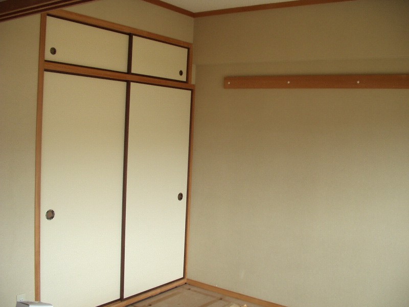 Living and room. Japanese-style room With closet