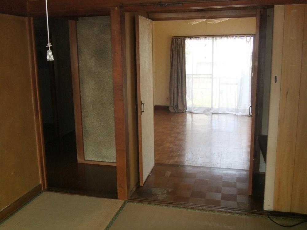 Non-living room. First floor Japanese-style room. Western-style closet also 1 / 3 renovation to and listed Tsuzukiai