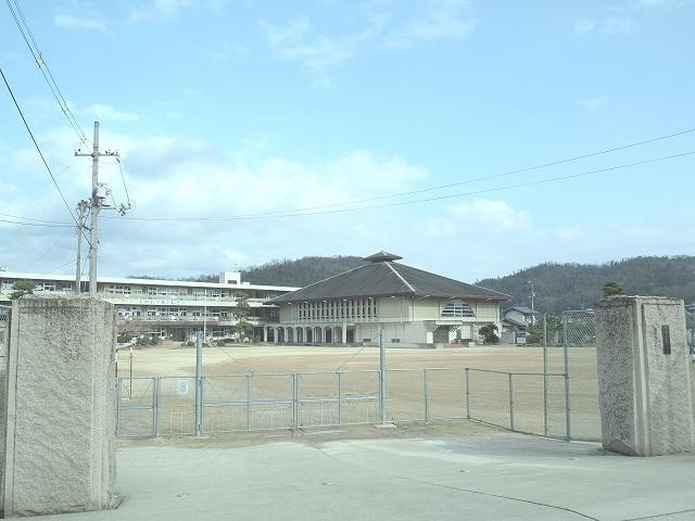 Primary school. 1861m to Fukuyama City Takehiro Elementary School