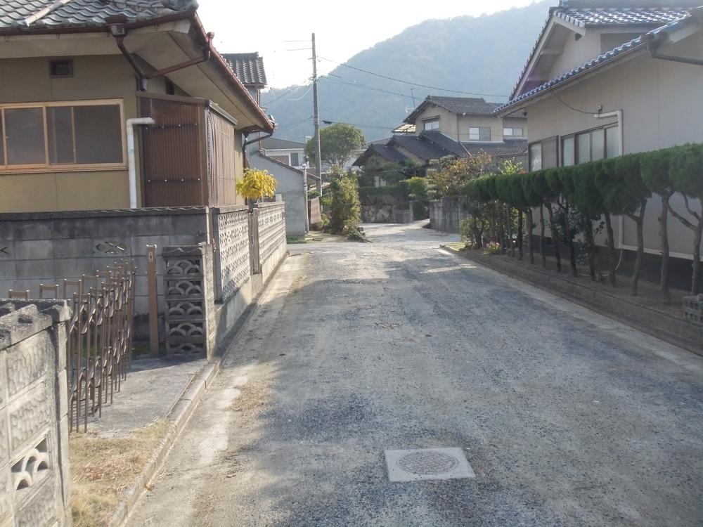 Local photos, including front road. Towards the south Frontal road