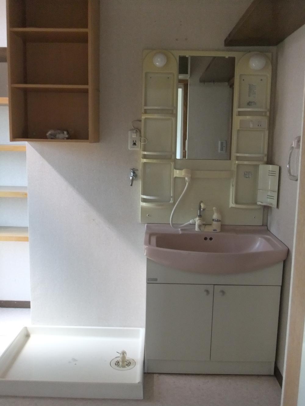 Wash basin, toilet. First floor washroom ・ Dressing room