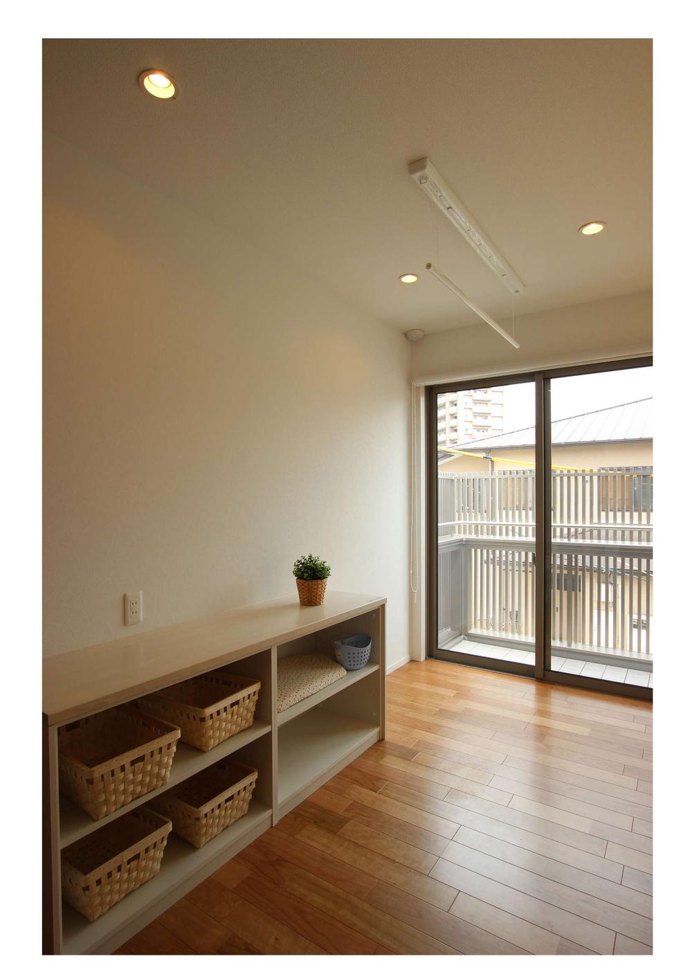 Other introspection. Hits on the second floor hall is the "housework music dry pit Corner". It can be an indoor Dried, Ya clothesline of ceiling storage type, It opens with shelves that can accommodate the laundry of the family. You can also enter and exit to the balcony. 