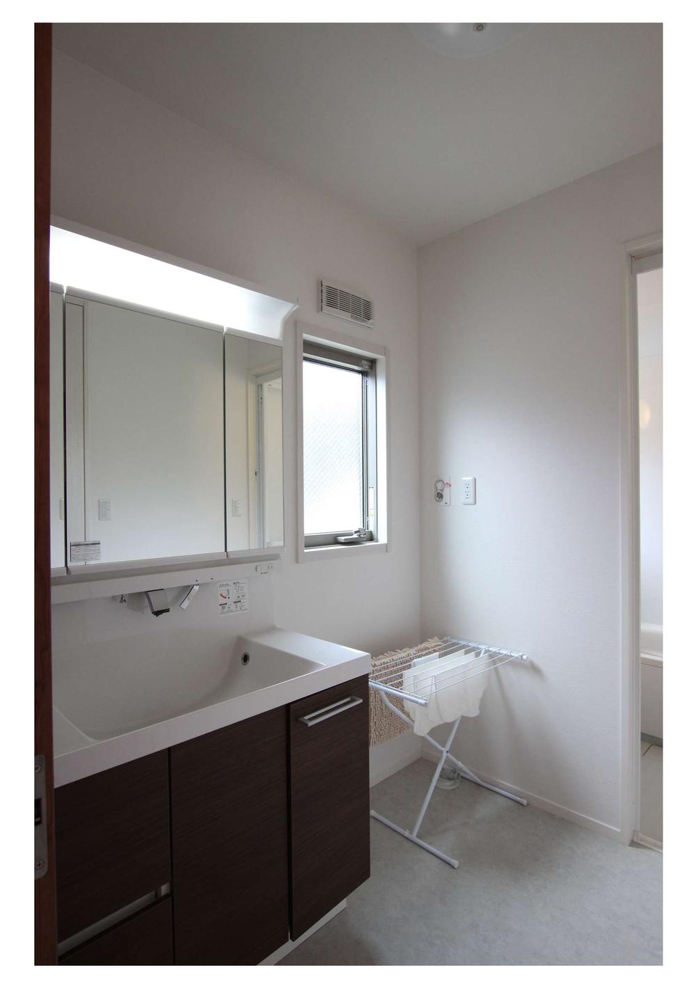Wash basin, toilet. 1 pyeong type of wash room. Chic shades of Panasonic system washbasin. 