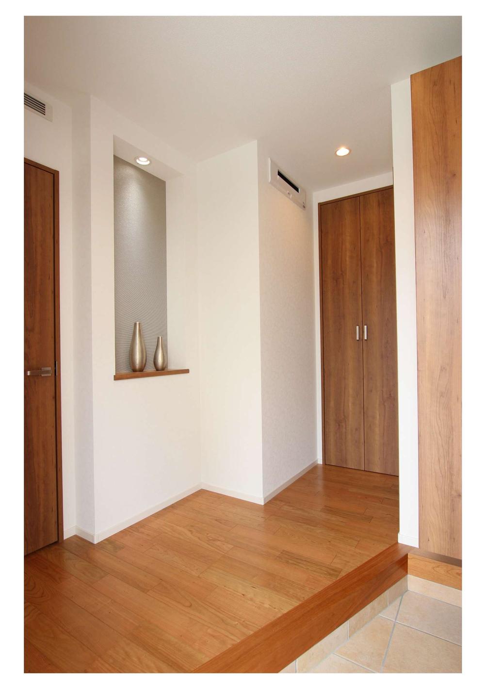 Other introspection. It is the entrance hall. Storage also enhance, Small items decorate "niche" is also attached. 