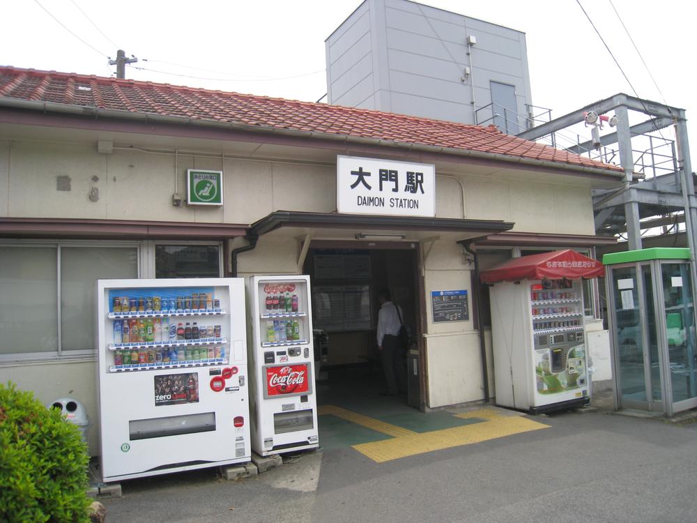 Other. Commute Convenient JR Daimon Station is close to school