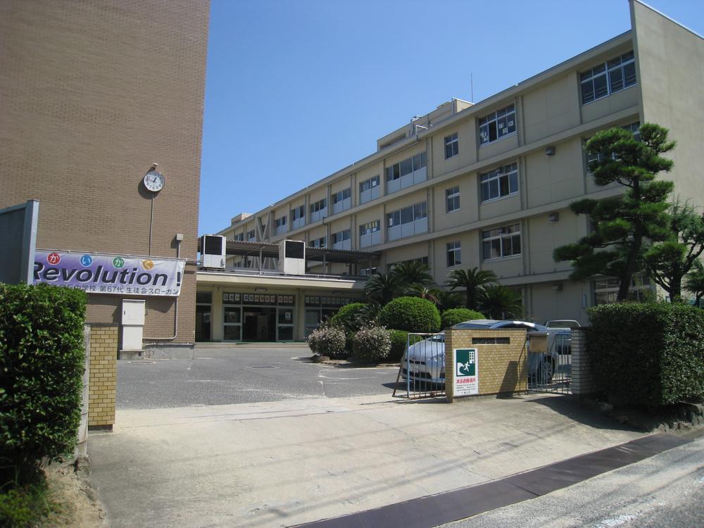 Junior high school. 1752m to Fukuyama Municipal Mukogaoka junior high school