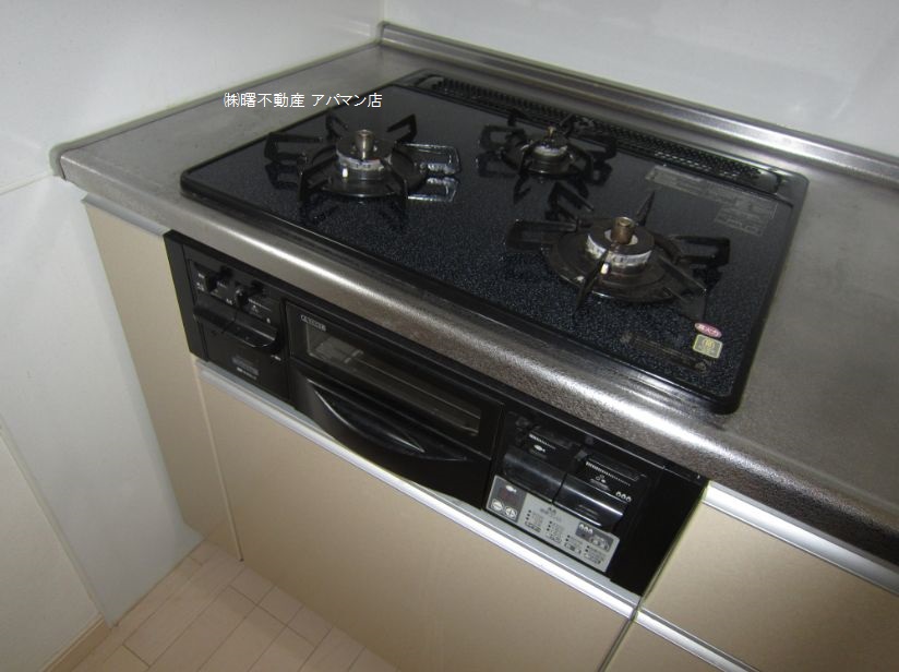 Kitchen. 3-neck gas stove