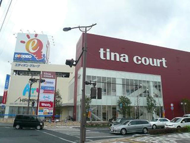 Shopping centre. Tina 640m until the Court (shopping center)